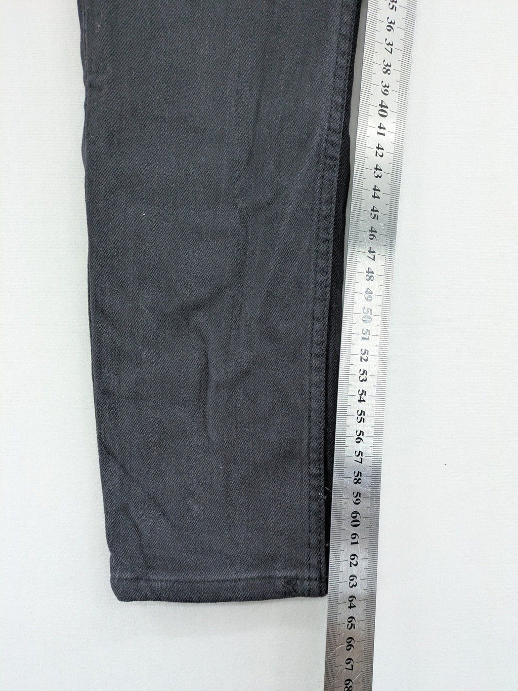H&M grey skinny fit stretch jeans with modern design and durable denim material.