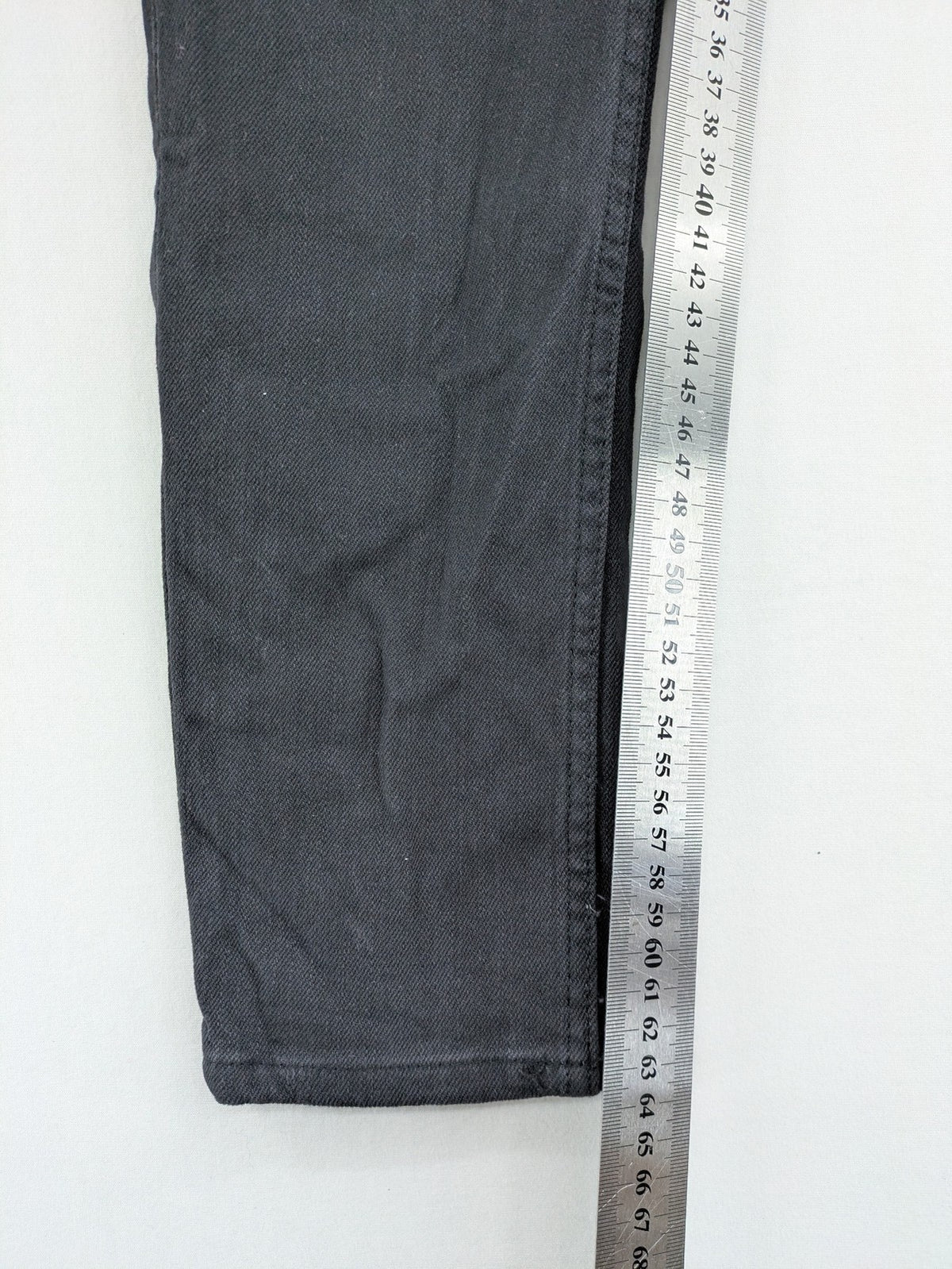 H&M grey skinny fit stretch jeans with modern design and durable denim material.