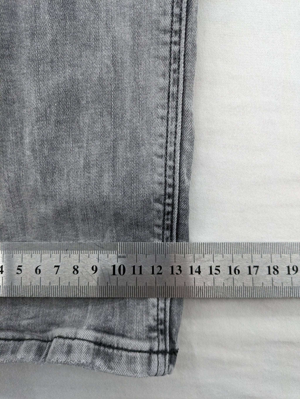 Cross Jeans grey straight jeans slim fit with classic 5-pocket design and used look.