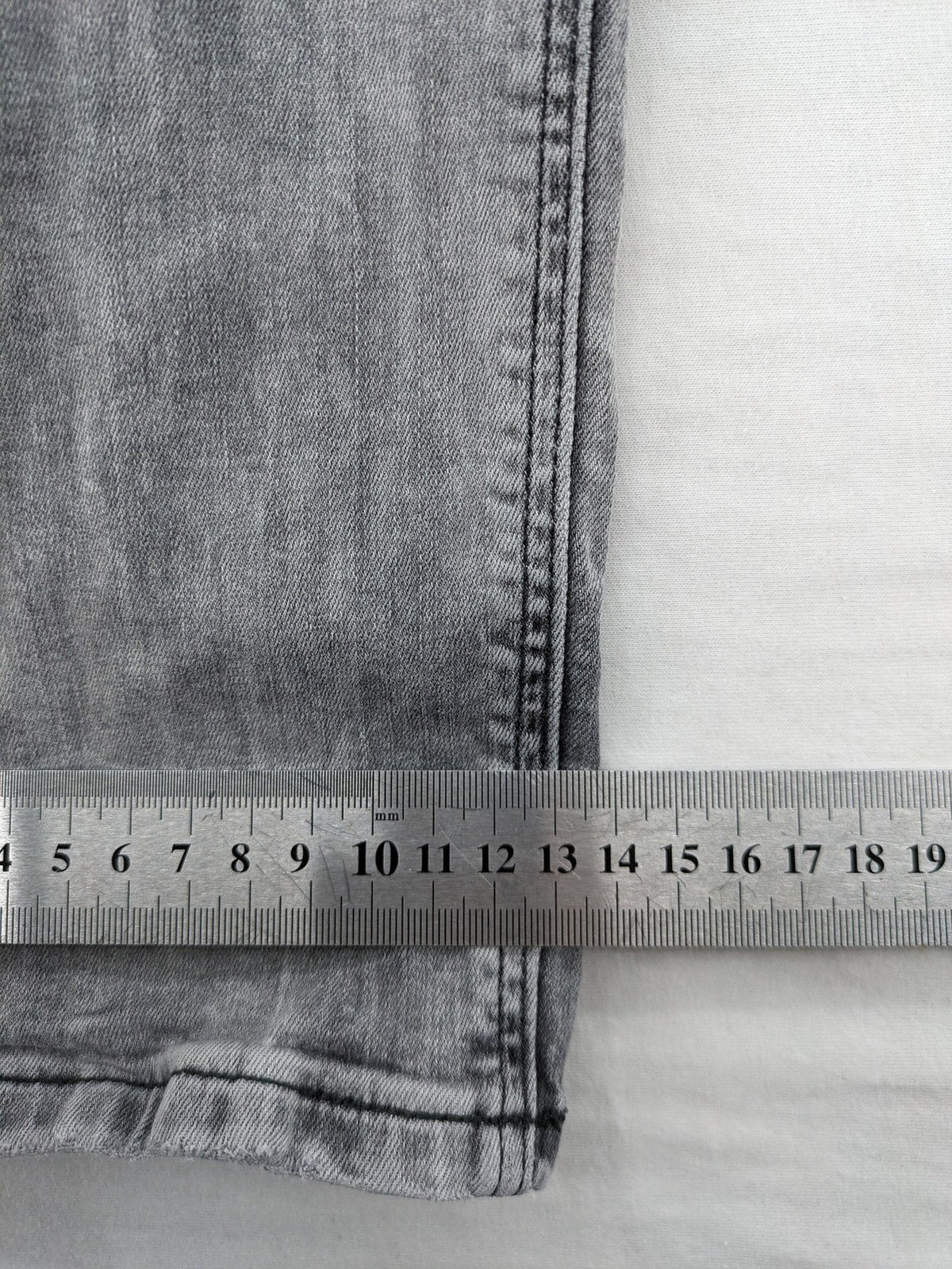 Cross Jeans grey straight jeans slim fit with classic 5-pocket design and used look.