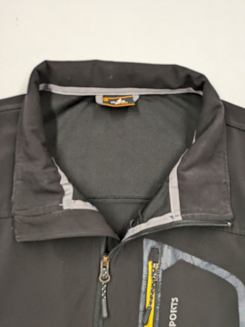 Maui Sports grey softshell jacket XL with contrasting yellow zipper and multiple pockets.