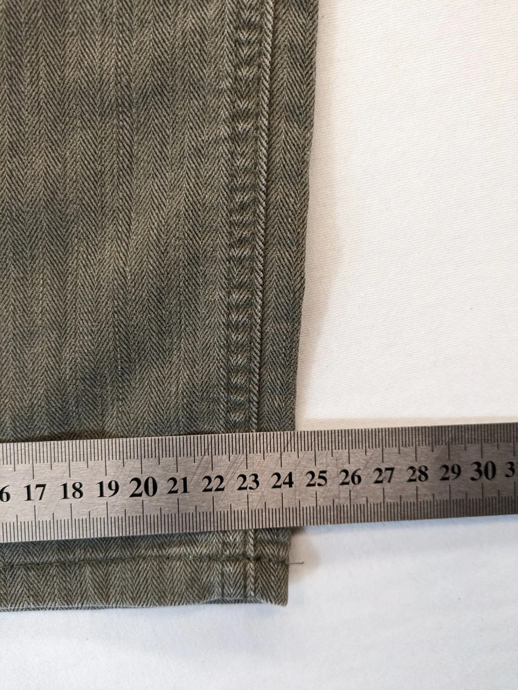 Gerry Weber grey straight jeans with herringbone pattern and classic 5-pocket design.