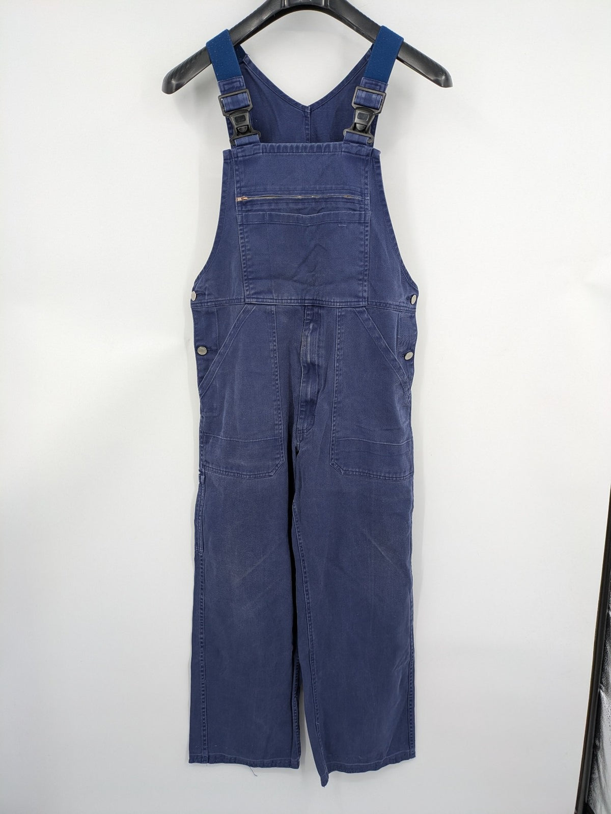 Baumwolle navy pants adjustable straps, zipper chest pocket, durable cotton material.