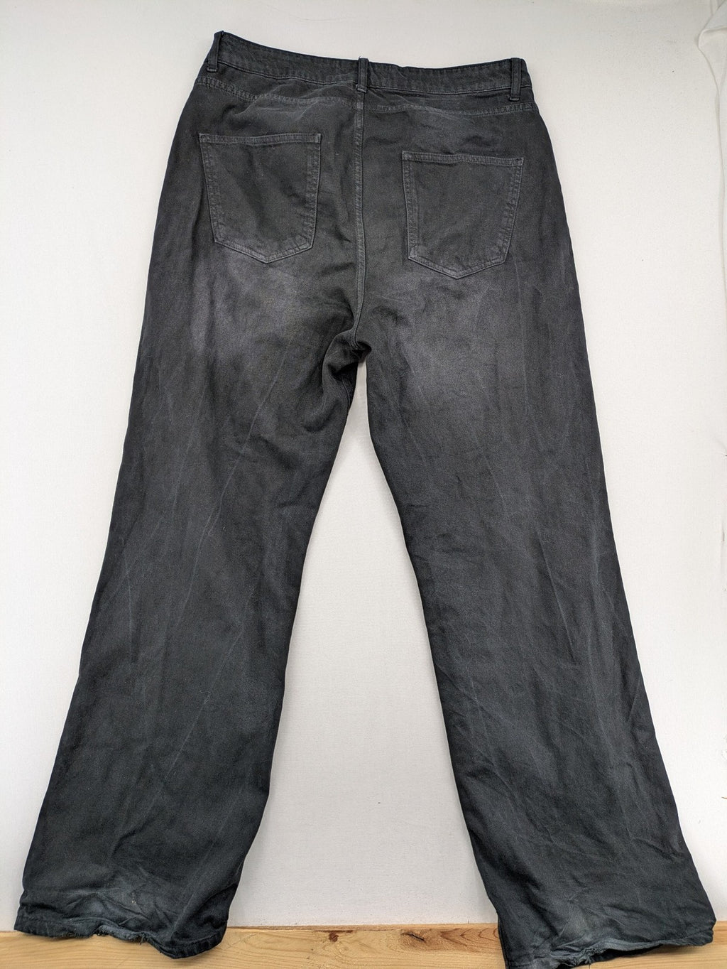 Colors grey straight jeans with washed look and classic 5-pocket design.