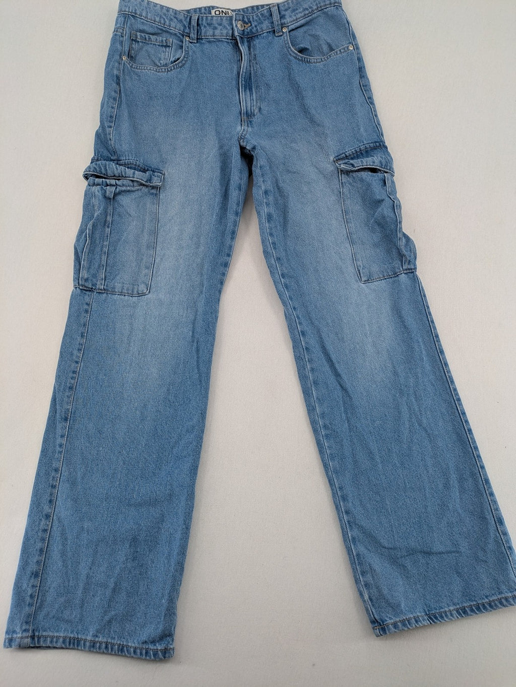 ONLY blue straight jeans with multiple pockets and zipper/button closure, made of 100% cotton.