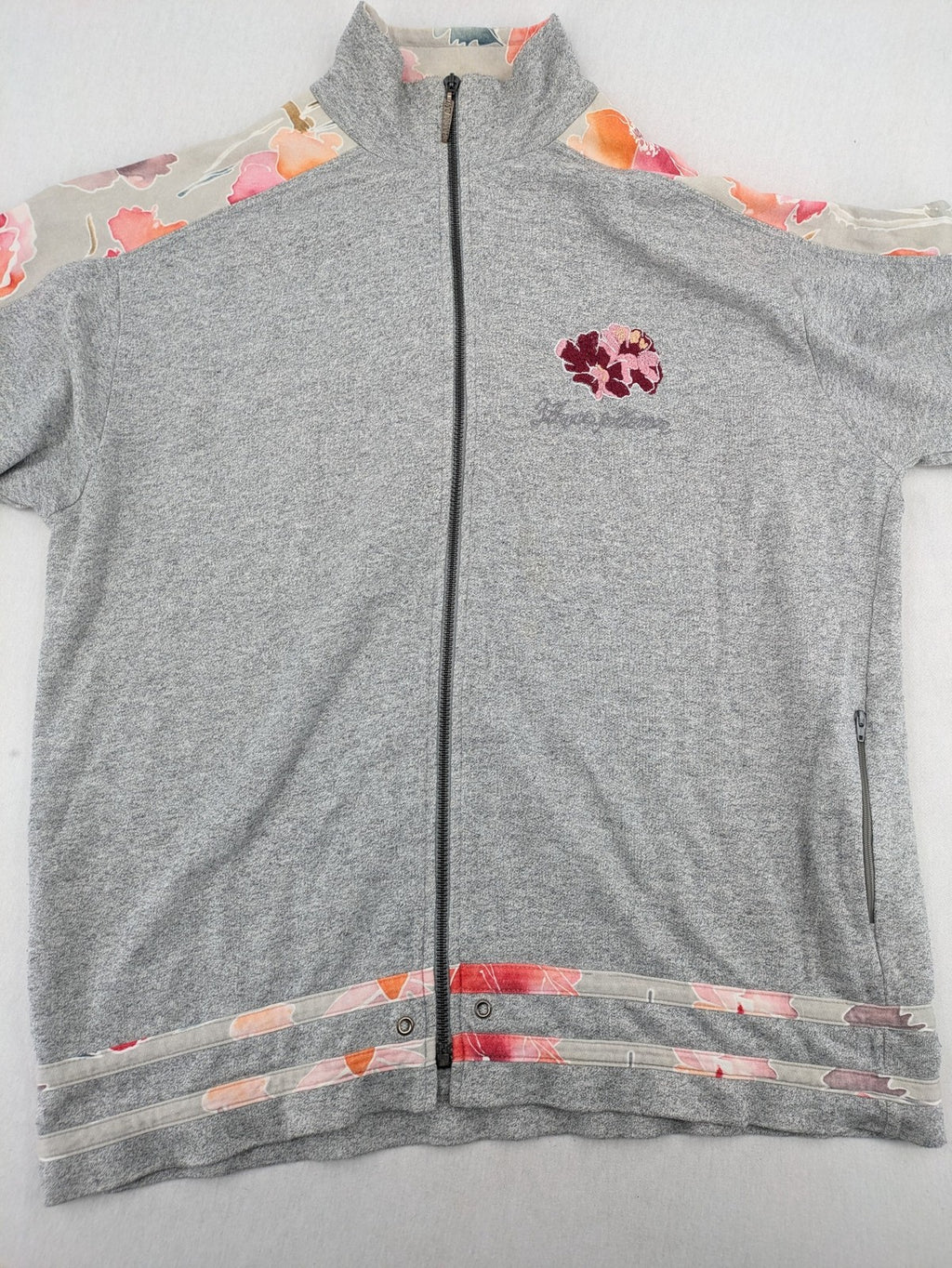 Stautz vintage jacket grey floral pattern with embroidered details and zip closure.