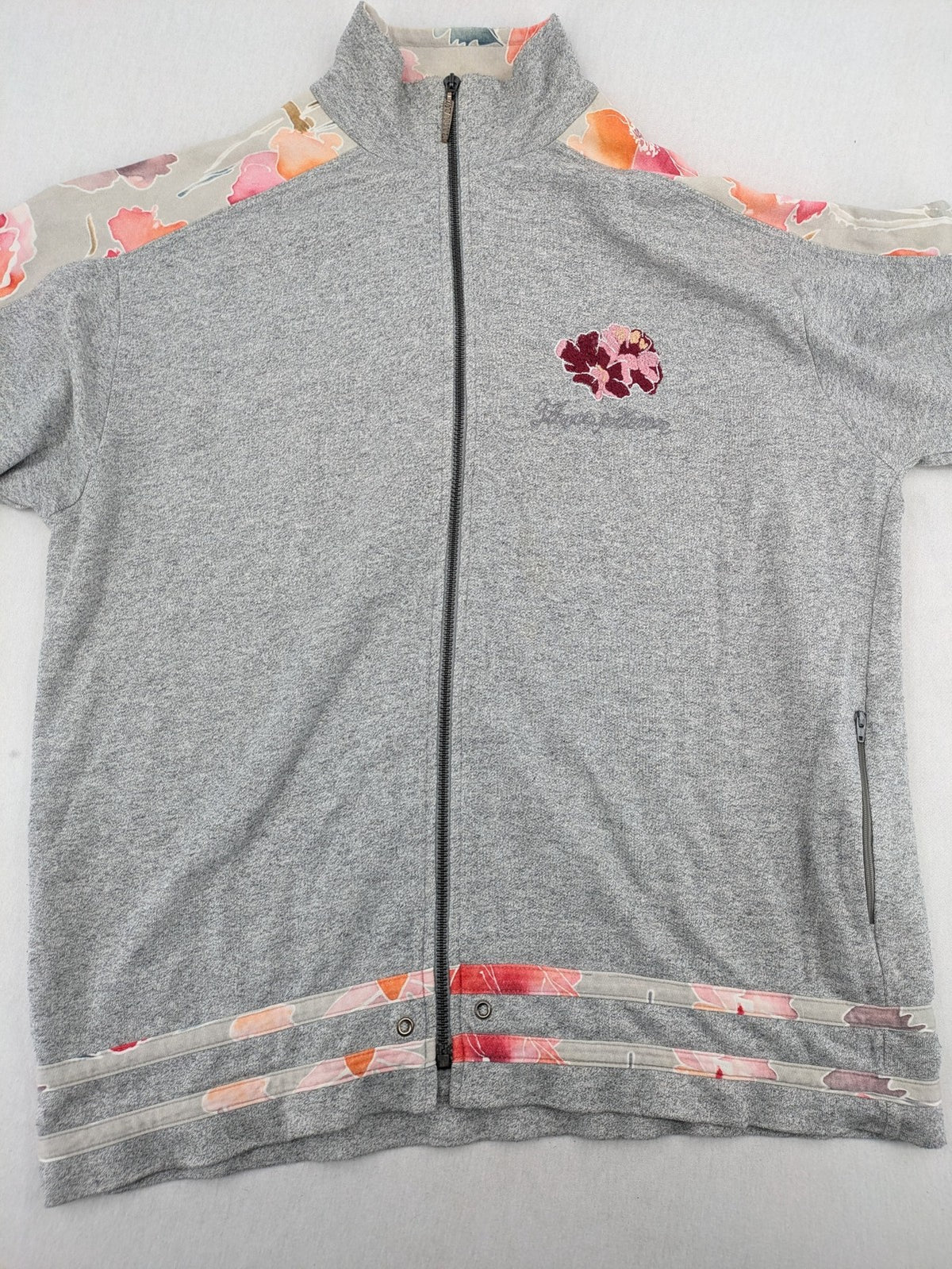 Stautz vintage jacket grey floral pattern with embroidered details and zip closure.