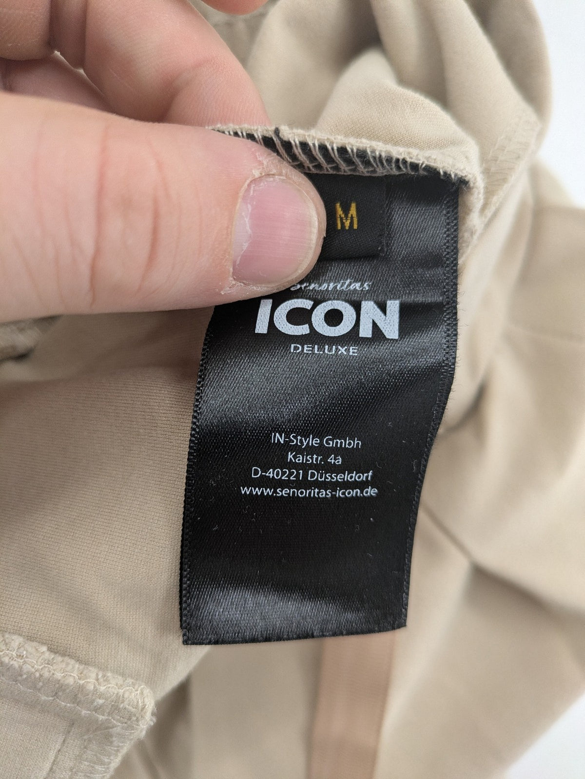 Señoritas Icon Deluxe beige jogger pants with elastic waistband and cargo pockets.