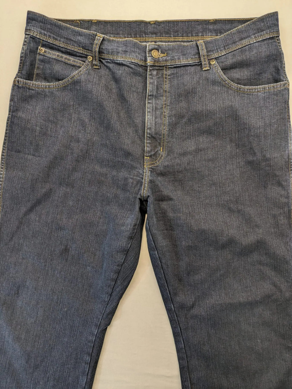 Wrangler straight jeans dark blue wash 5-pocket design with zipper, durable cotton blend.