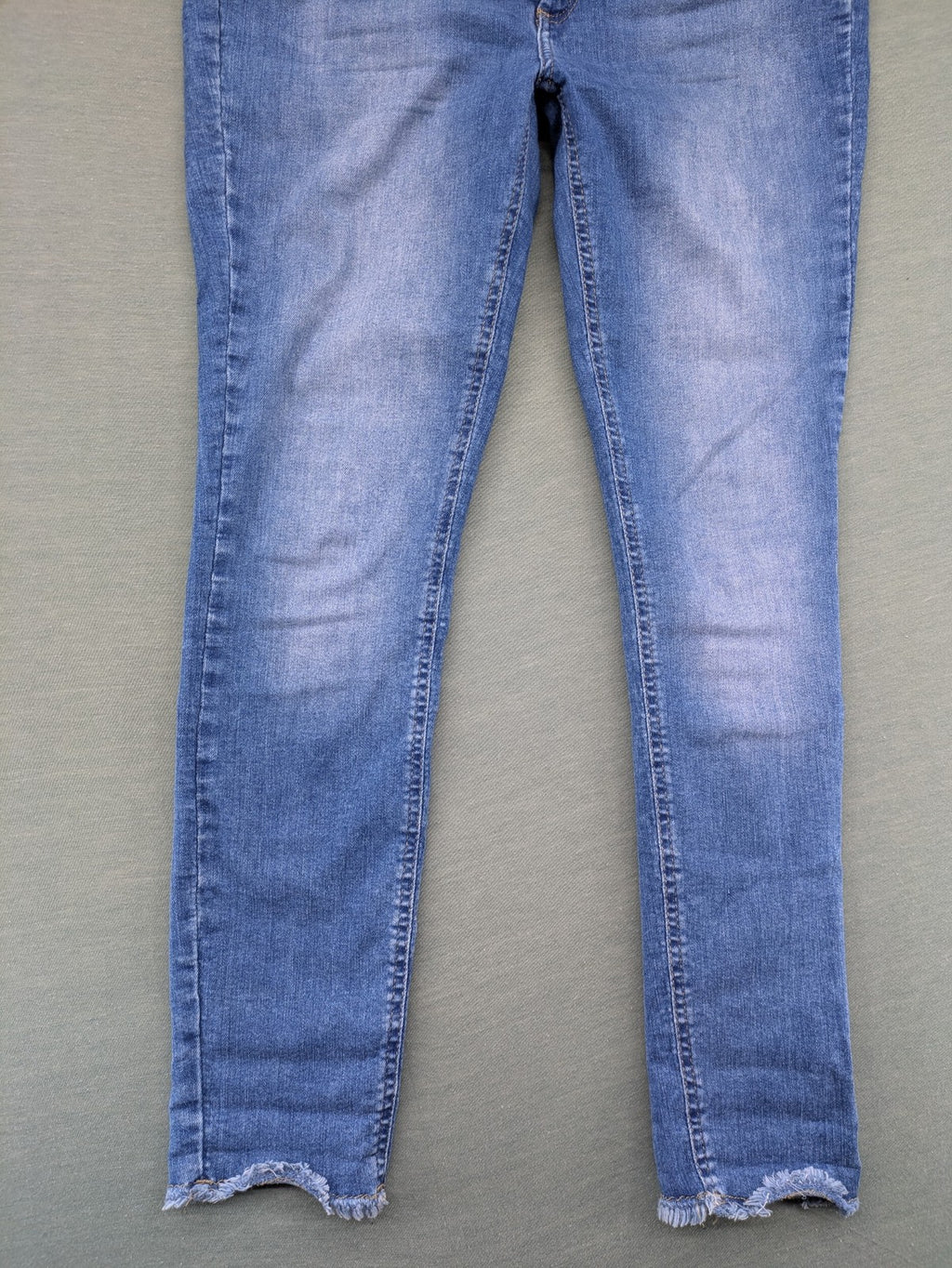 ONLY blue skinny jeans with frayed raw hem and classic 5-pocket design.