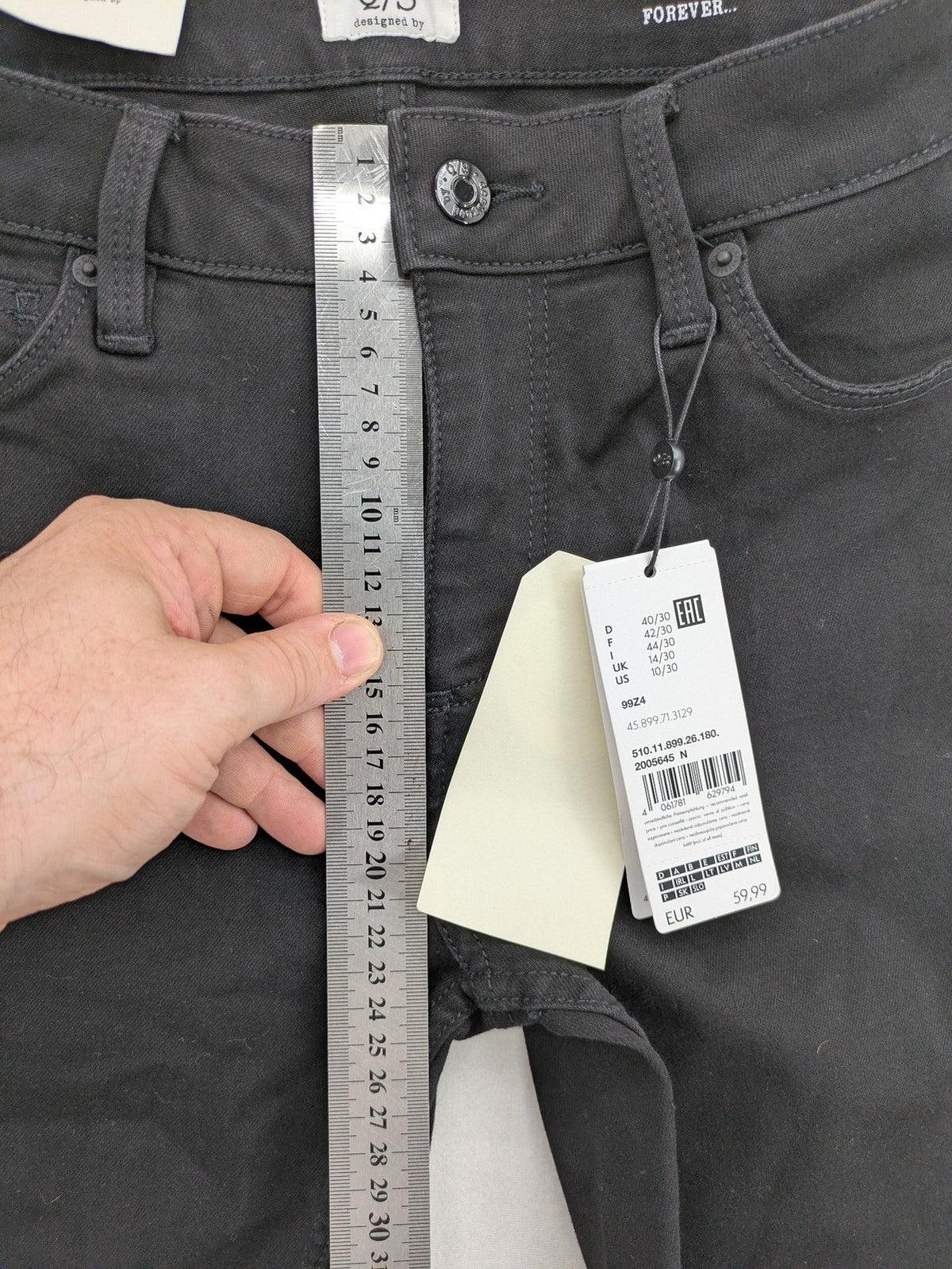 Q/S skinny fit jeans black mid-rise with stretch fabric and sleek silhouette.