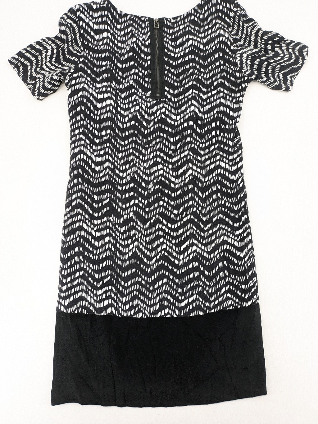 Tom Tailor black and white patterned dress with short sleeves and zigzag design.