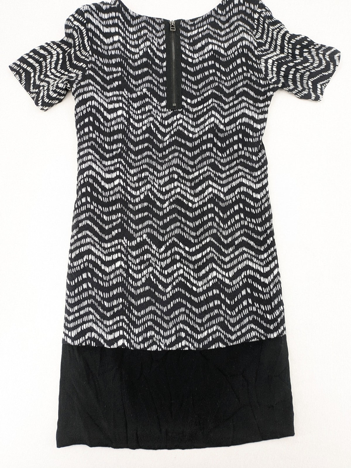 Tom Tailor black and white patterned dress with short sleeves and zigzag design.