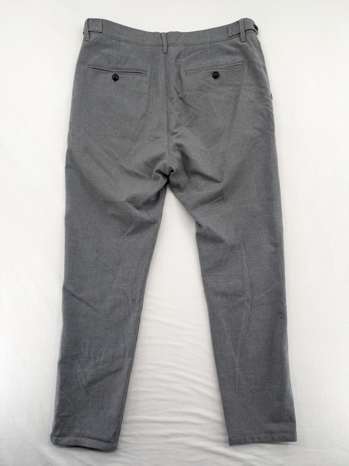 Zara pink pants with button and zipper closure, featuring side pockets and elegant design.