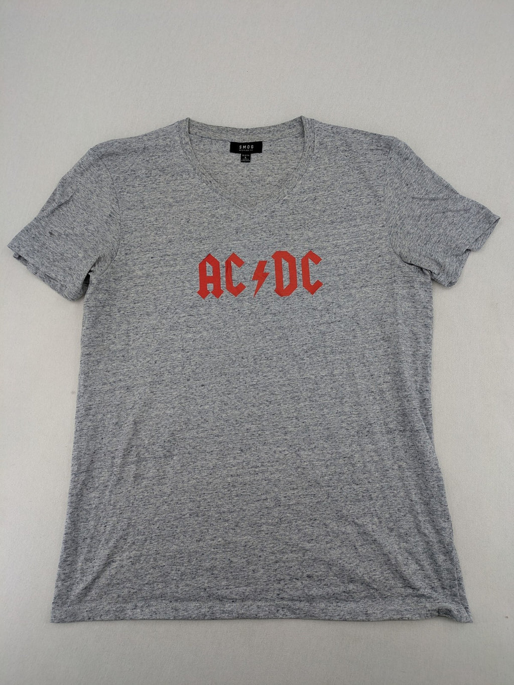 AC/DC grey band t-shirt with red logo, V-neck, regular fit.