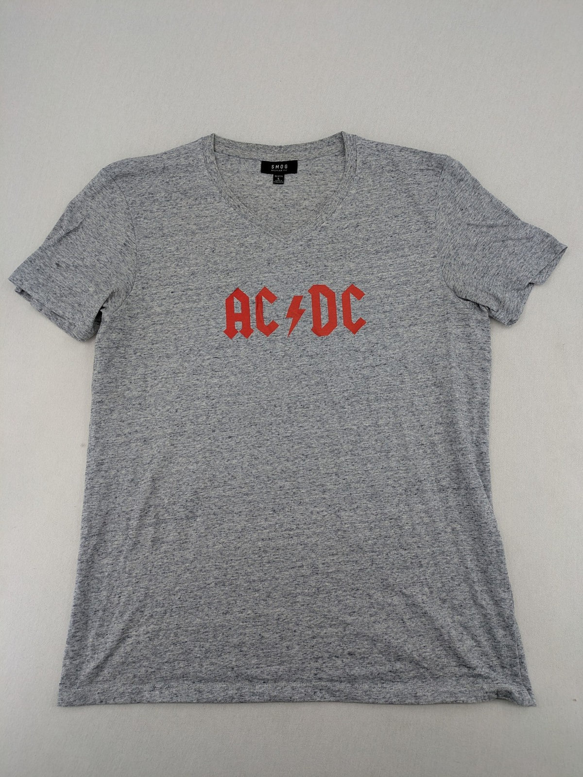 AC/DC grey band t-shirt with red logo, V-neck, regular fit.