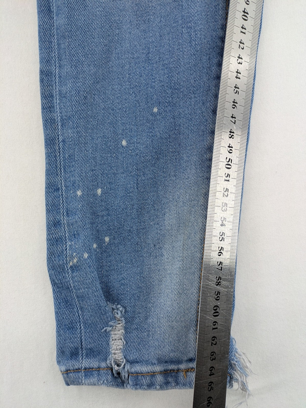 Pull&Bear blue carrot fit jeans with distressed knees and frayed hems.