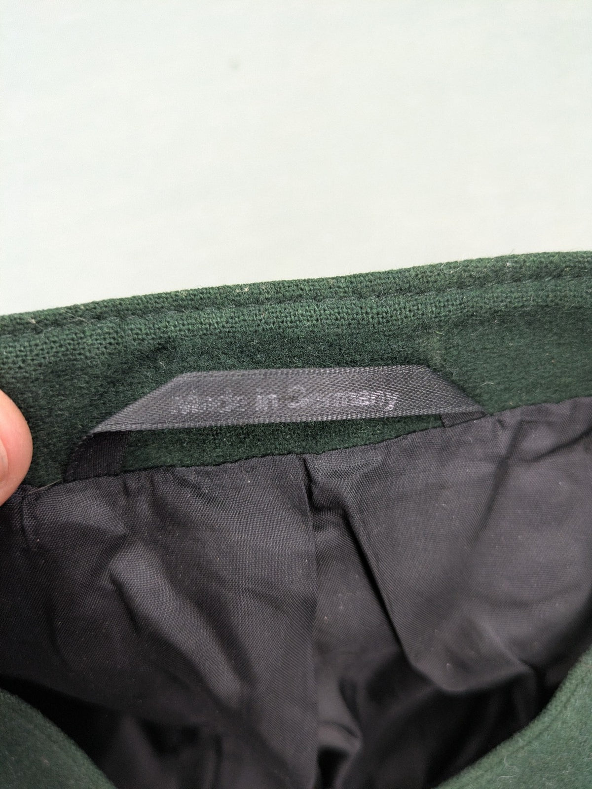 Rofan Tracht grey jacket with green stand-up collar and pockets, made from 100% wool.