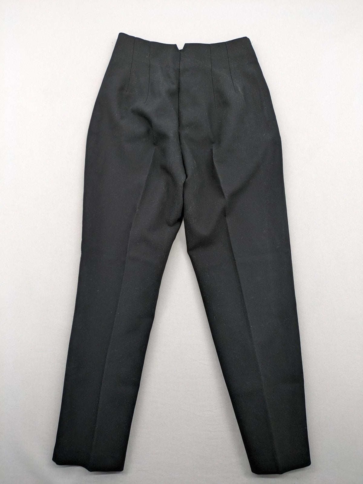 Zara black high-waist pants with concealed zipper, hook and button closure, elegant design.