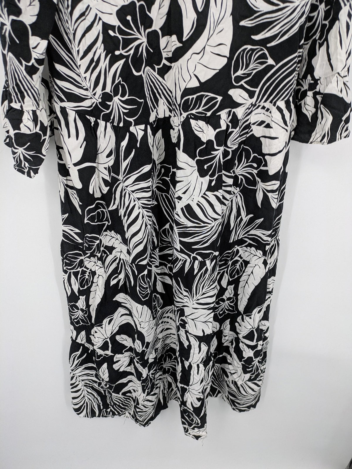 Amisu black and white floral midi dress, lightweight viscose, V-neck, 3/4 sleeves.