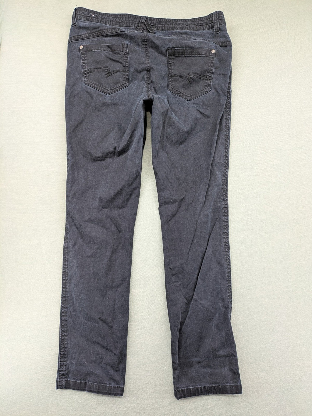 Street One grey slim fit pants with classic 5-pocket style and mid-rise waist.