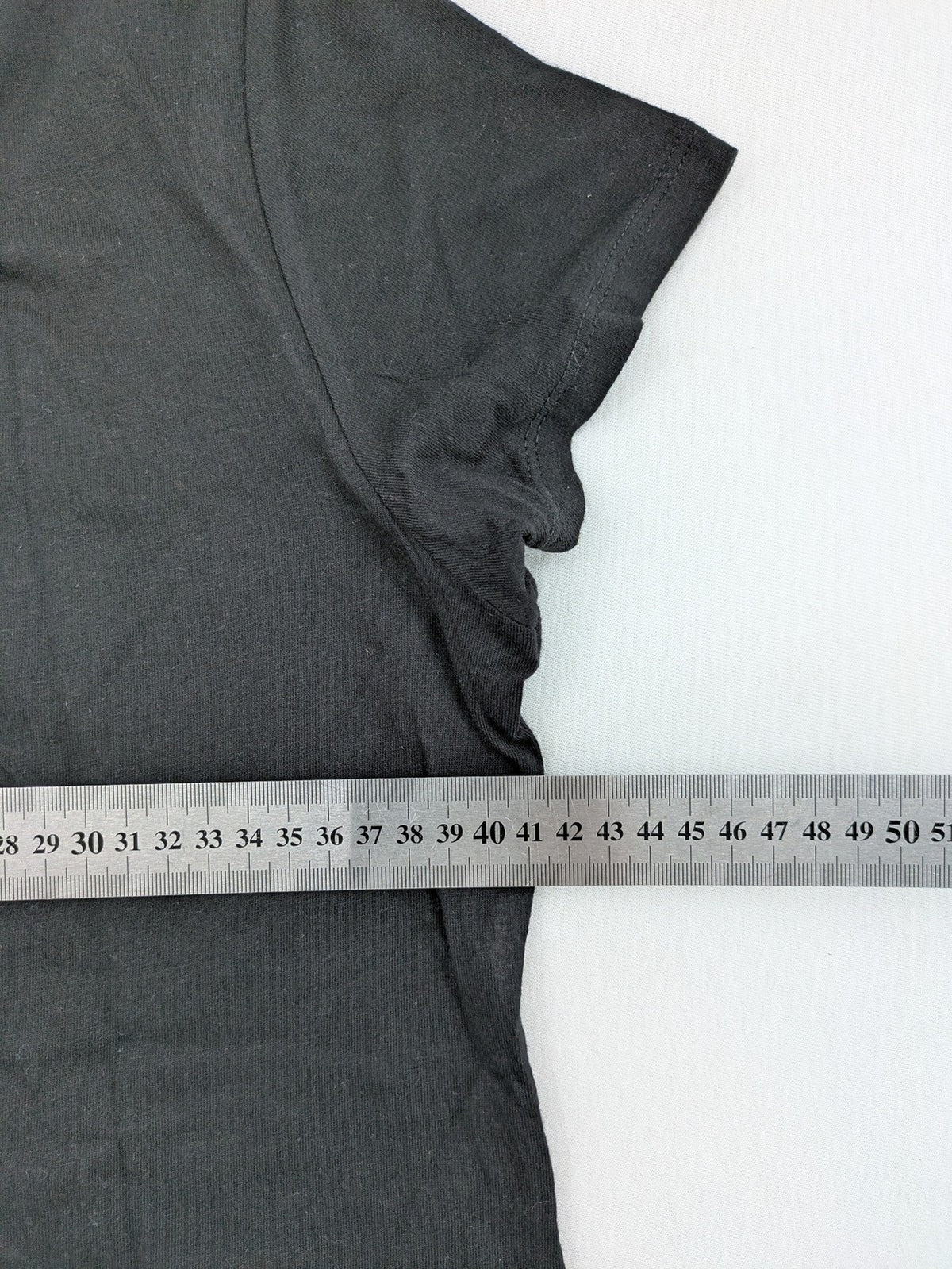 Roly black t-shirt with green Katseye graphic print and logo, 100% cotton.