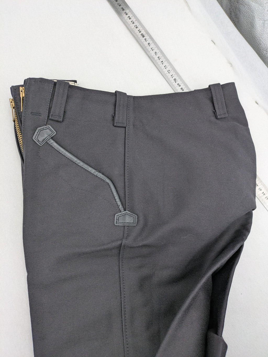 FHB hunting pants grey with double zipper and leather reinforcements, made from 100% cotton.