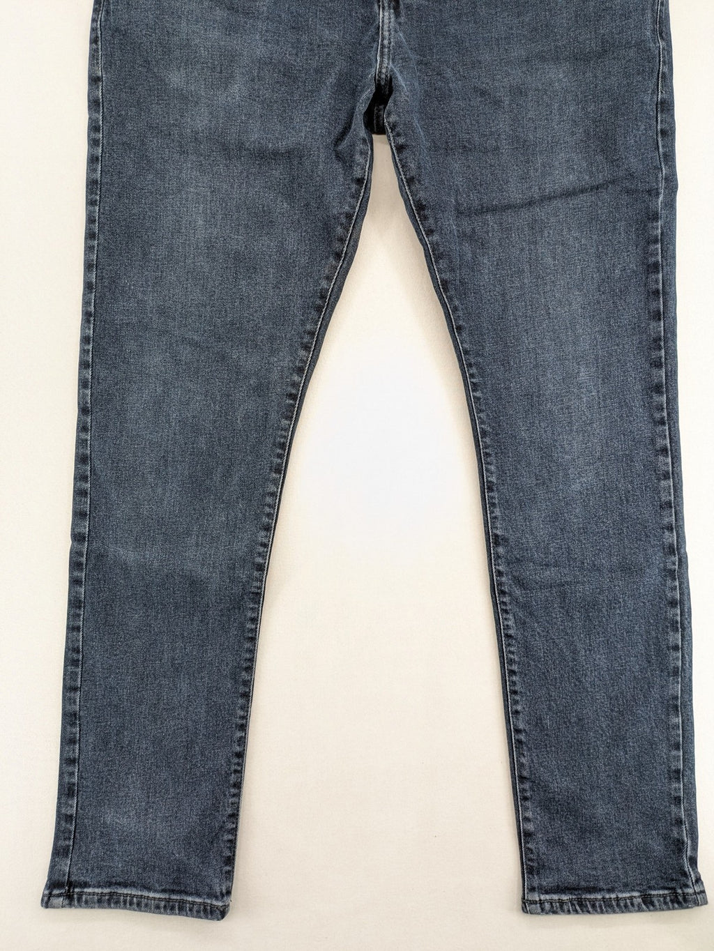 LTB blue straight jeans Joshua model with low rise slim fit and stretch denim.
