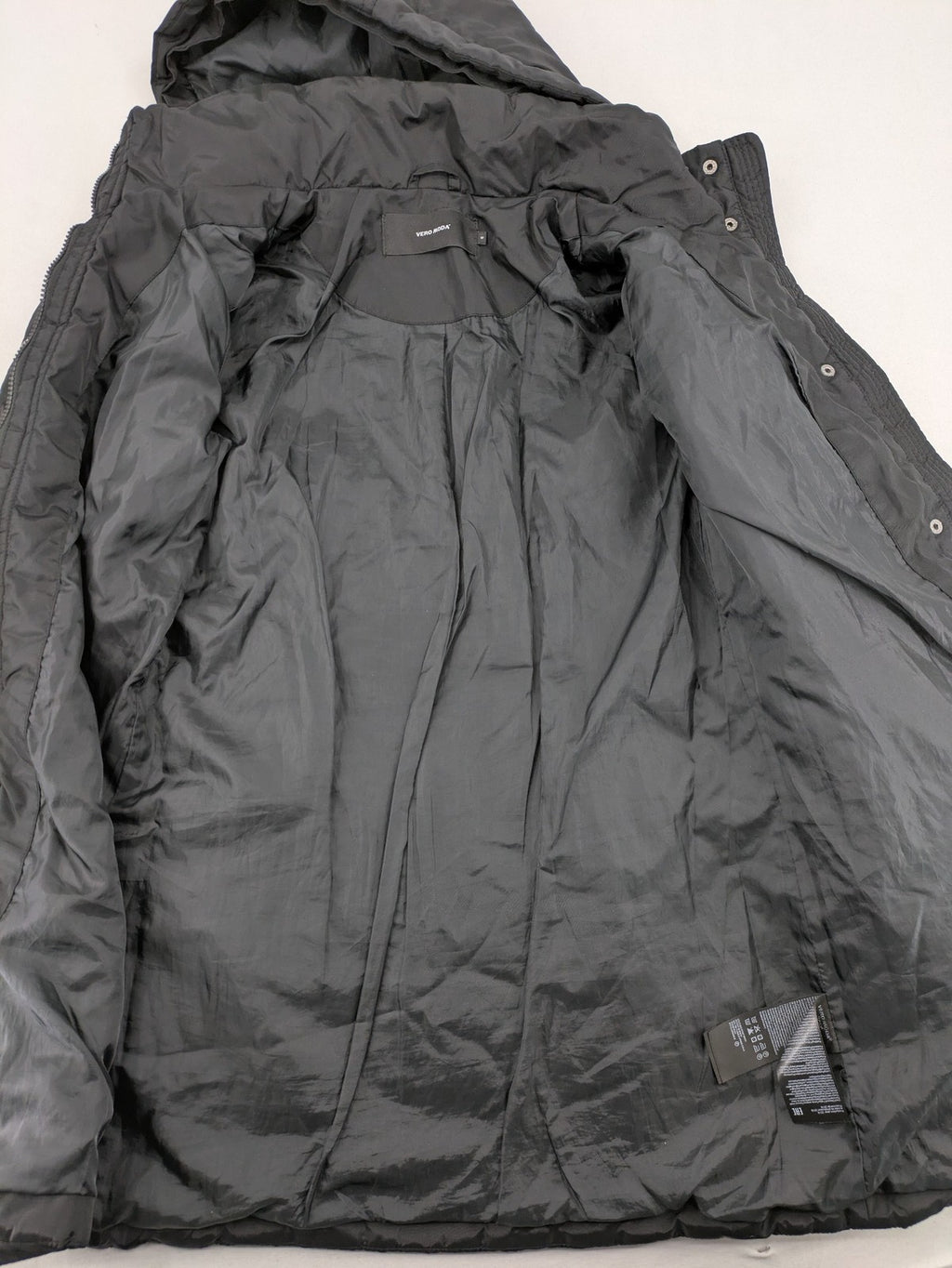 Vero Moda black quilted jacket with hood, reflective stripes, nylon material.