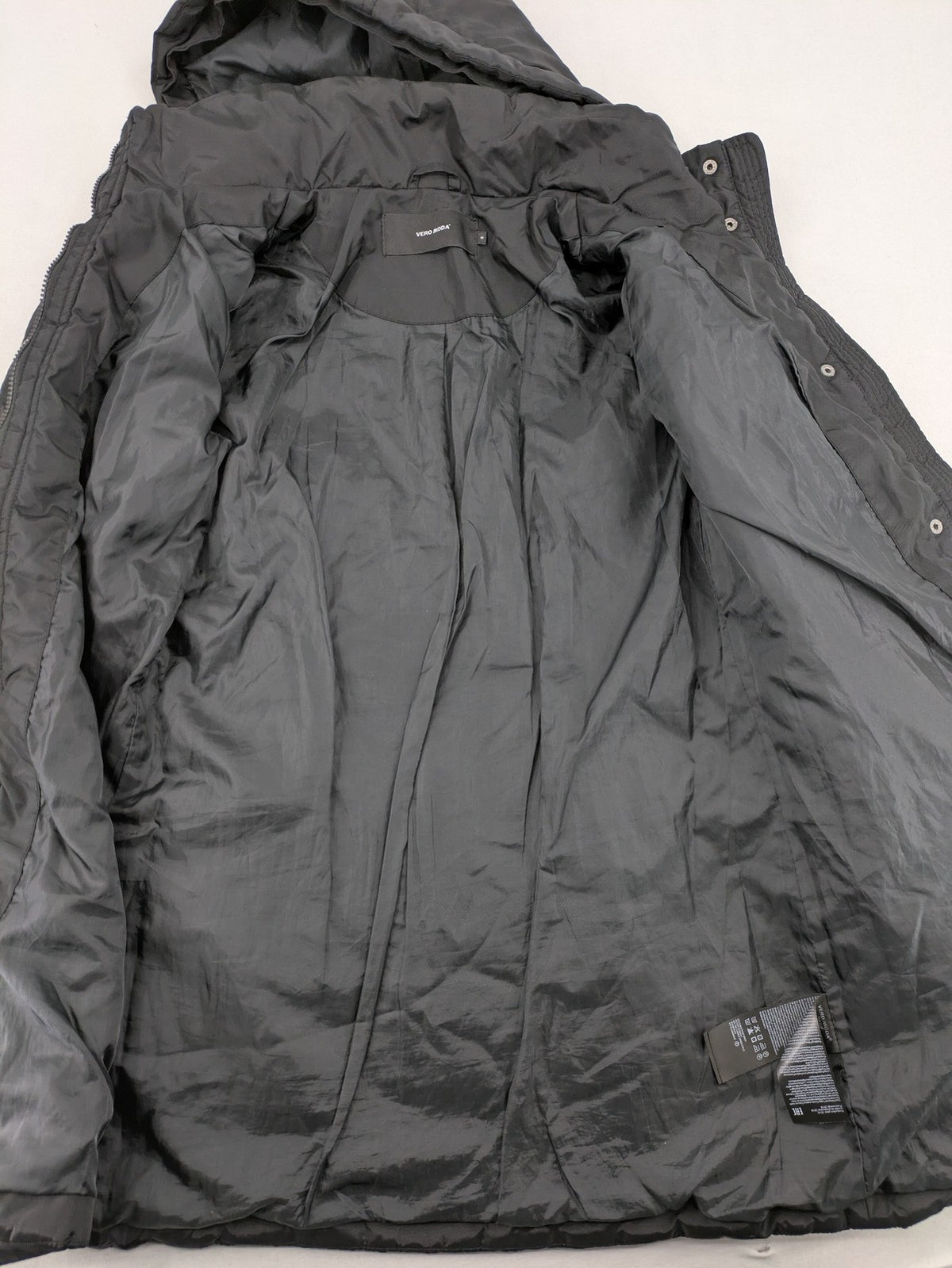 Vero Moda black quilted jacket with hood, reflective stripes, nylon material.
