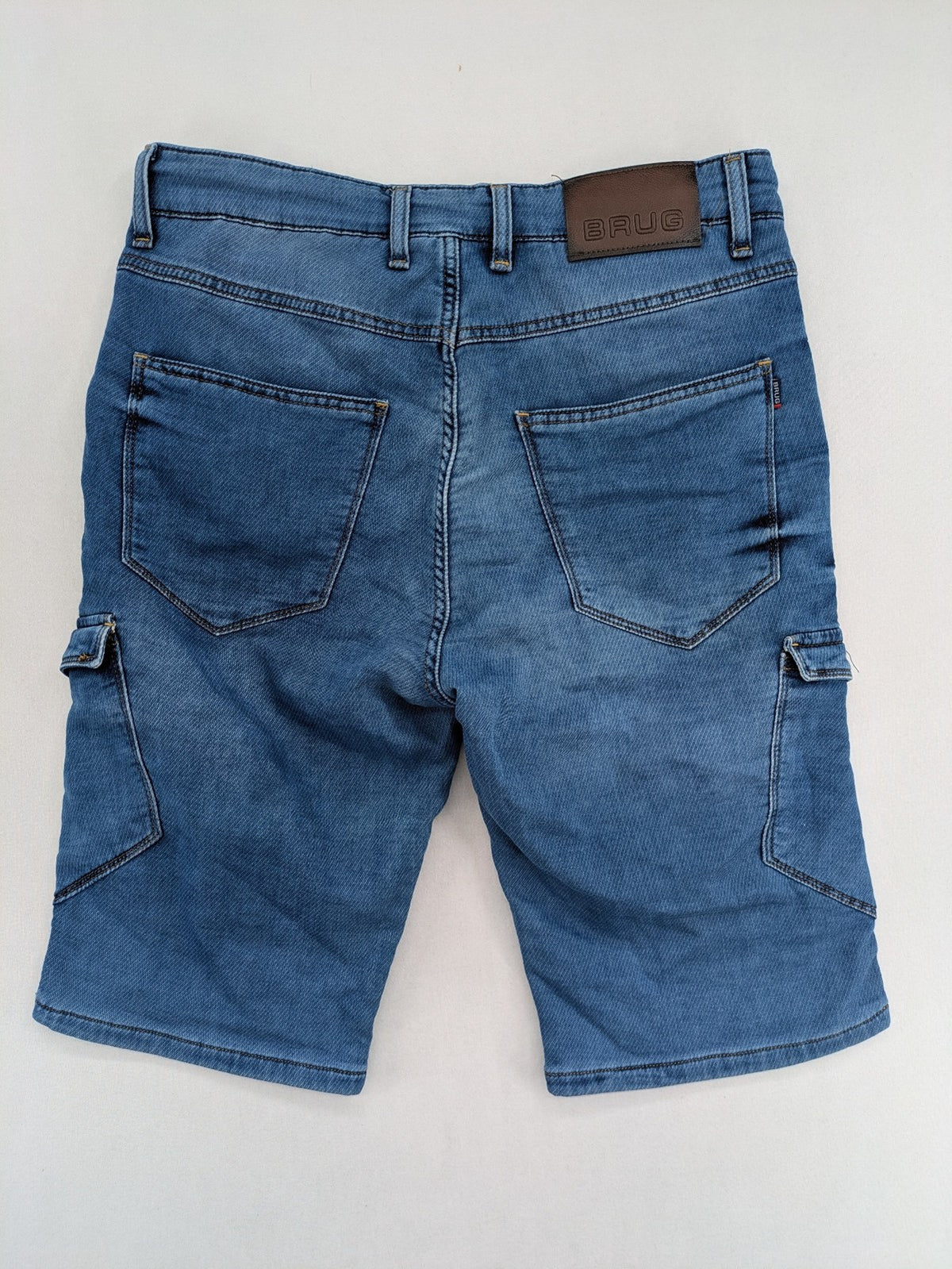 Herren blue denim cargo shorts with adjustable drawstring and multiple buttoned side pockets.