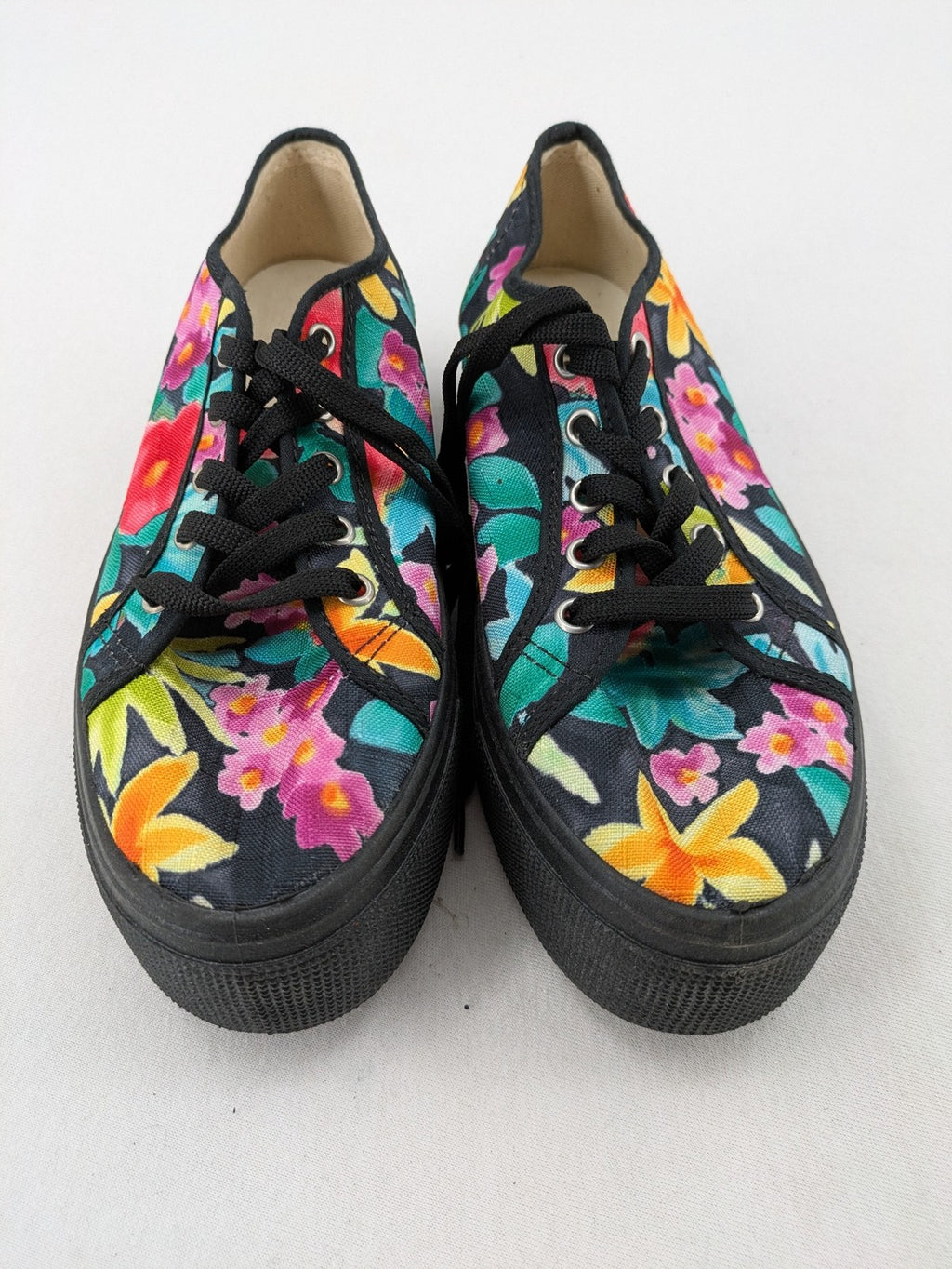 é-you multi floral pattern sneakers on black fabric with comfortable plateau sole and laces
