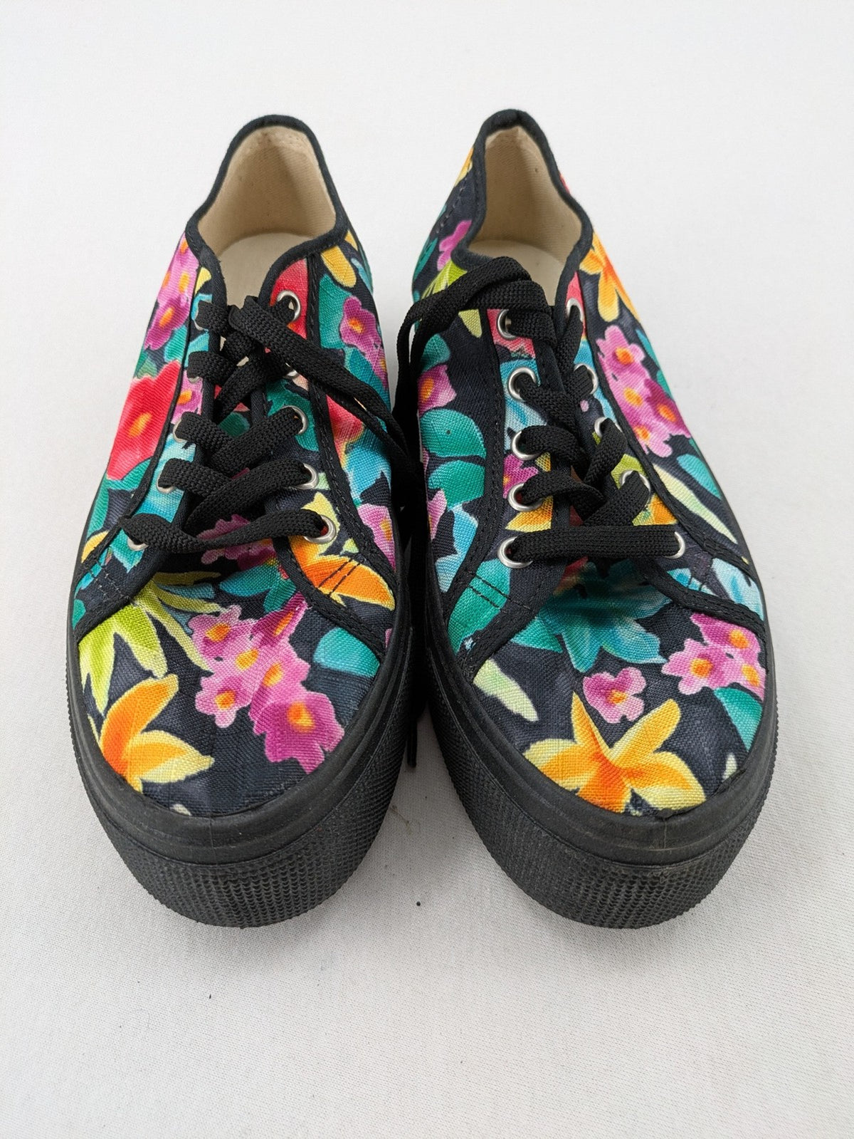 é-you multi floral pattern sneakers on black fabric with comfortable plateau sole and laces