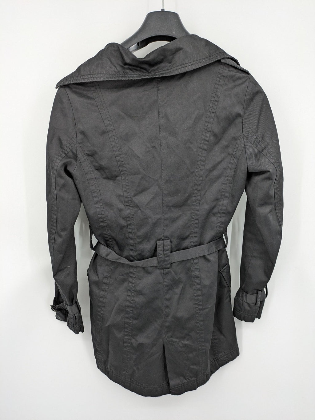 Amisu grey trench coat double-breasted design with elegant collar and belted waist.