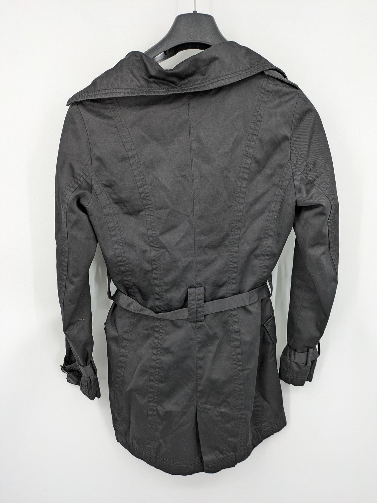 Amisu grey trench coat double-breasted design with elegant collar and belted waist.
