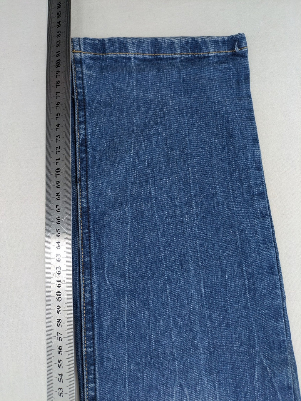 Tom Tompson blue straight jeans with classic 5-pocket style and subtle used effects.