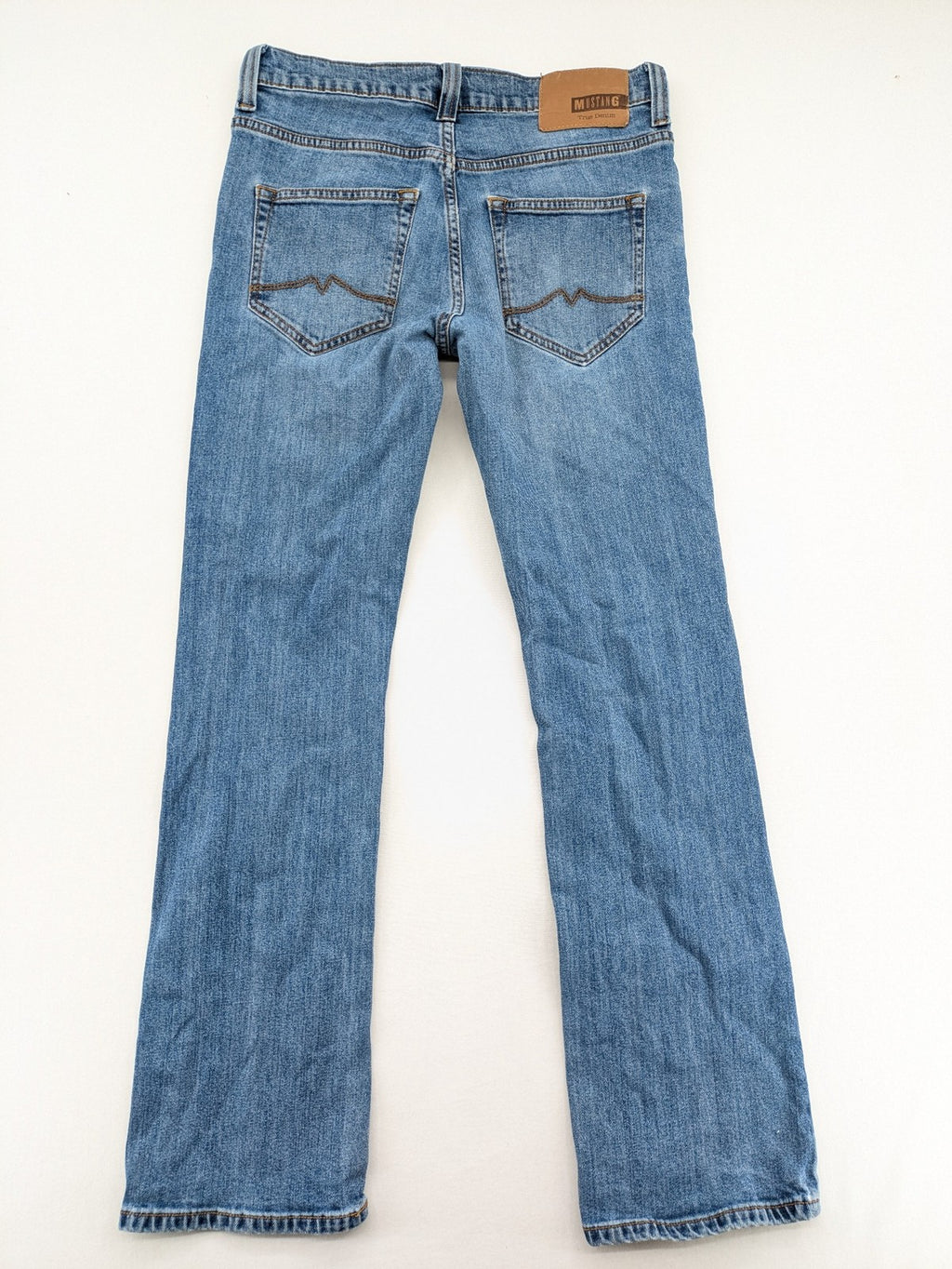 Mustang blue straight jeans with classic wash and durable denim material.
