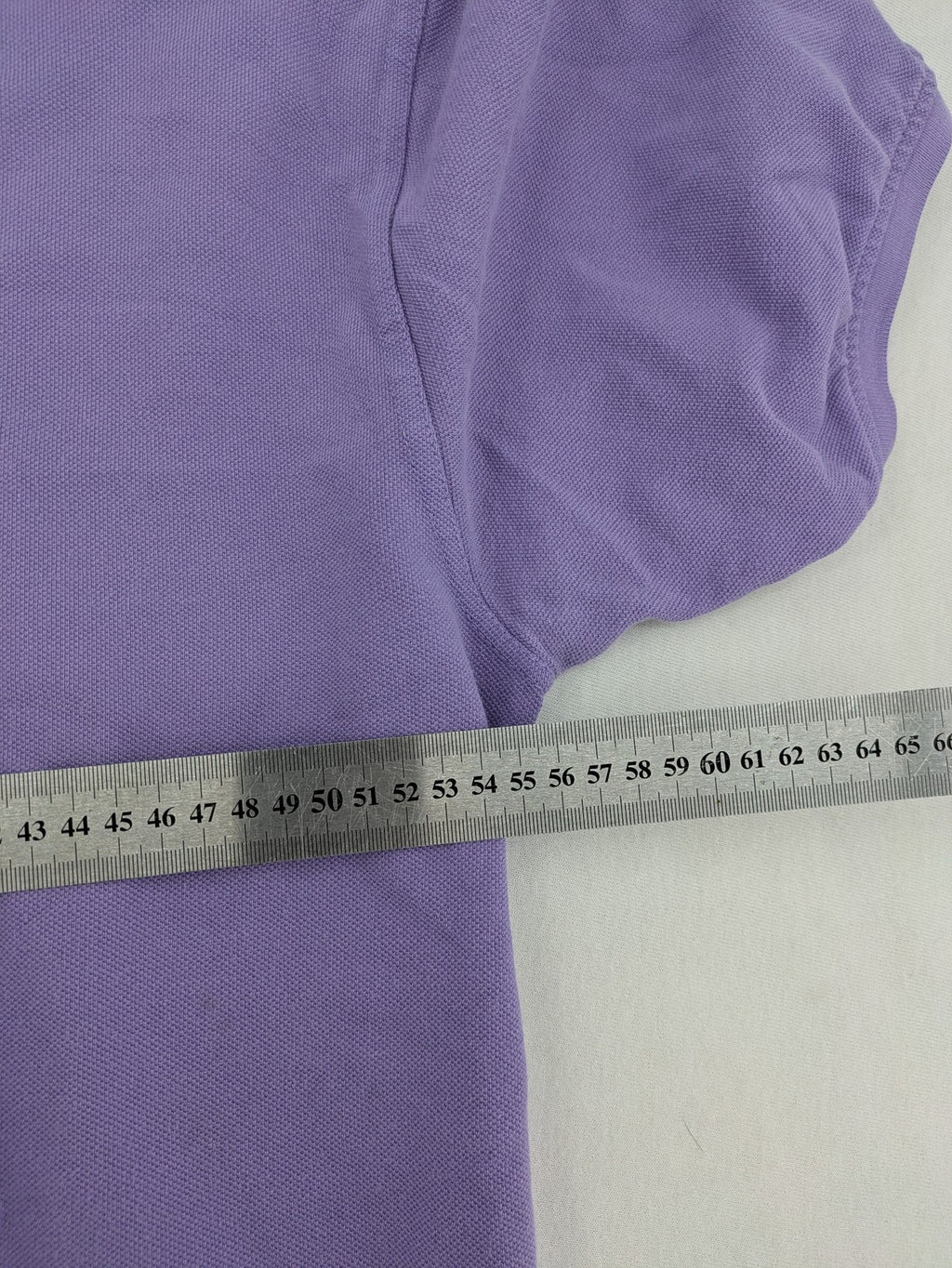 Arqueonautas purple polo shirt, short sleeves, embroidered logo, 100% cotton.