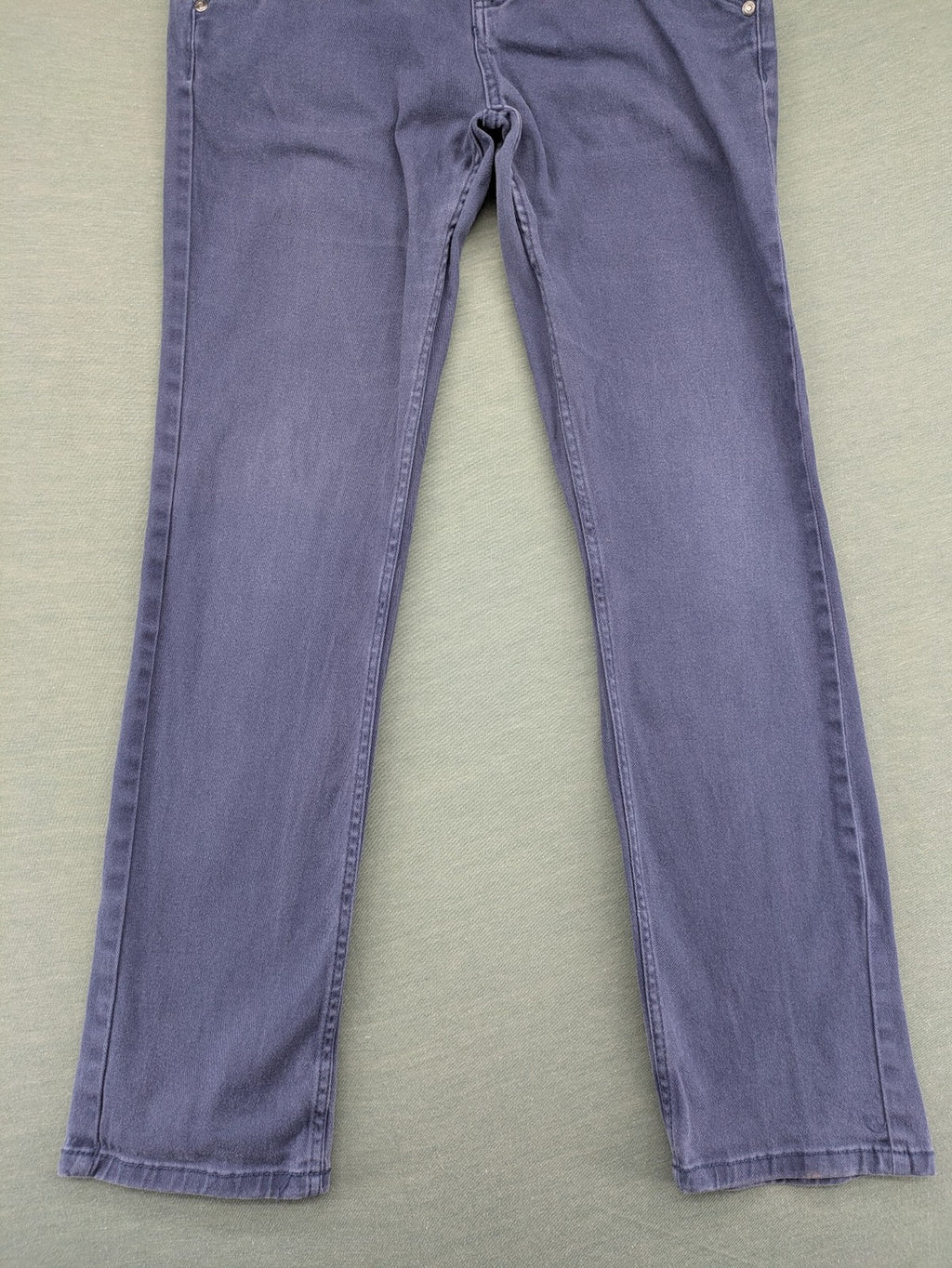 Baumwolle blue pants with adjustable waistband, classic zip fly, and front pockets.