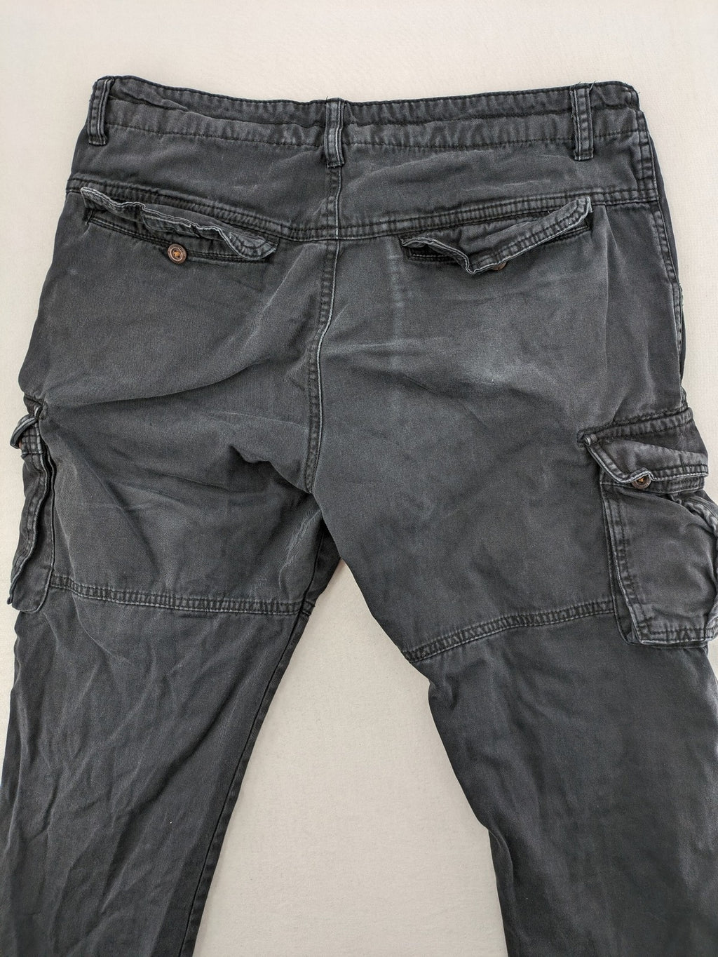 Indicode grey cargo pants with multiple pockets and durable cotton material.