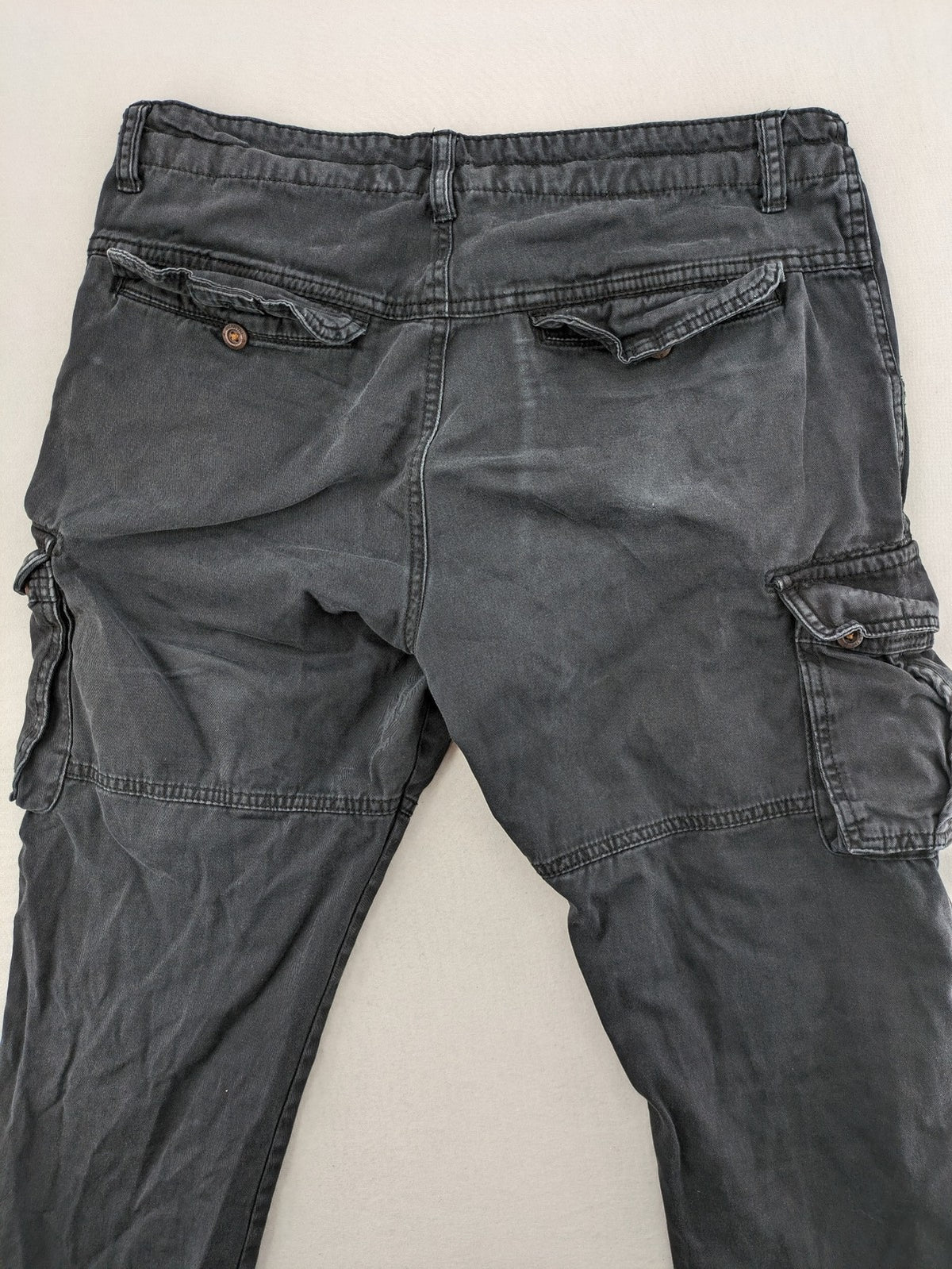Indicode grey cargo pants with multiple pockets and durable cotton material.