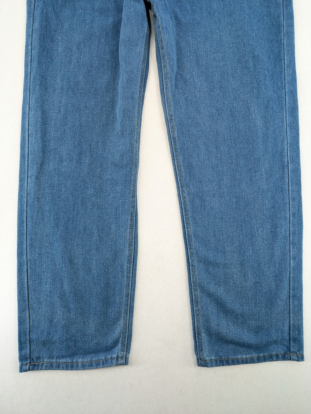 Straight Leg blue straight jeans high waist with classic denim material and button closure.
