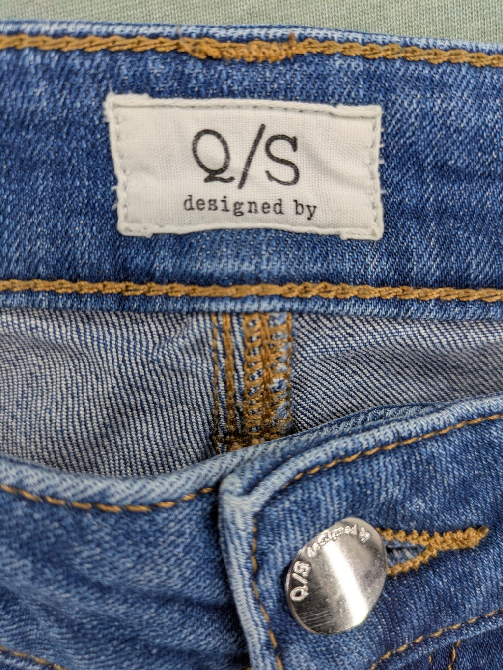 Q/S blue superslim fit jeans with classic 5-pocket style and zipper detail.
