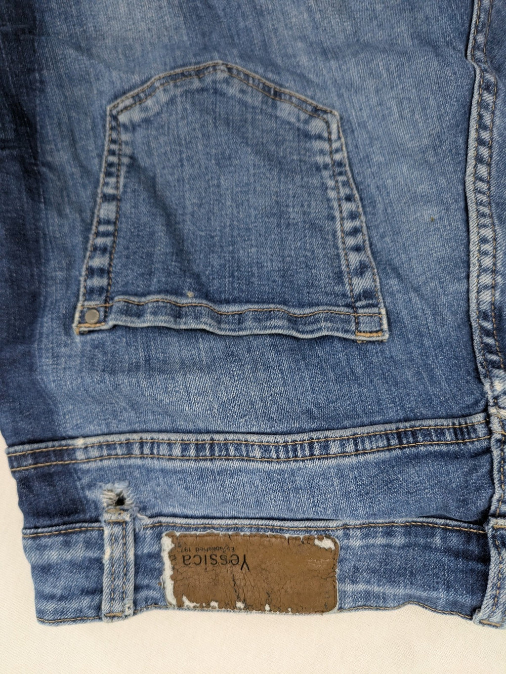 Yessica blue skinny jeans with two-tone side stripe and classic five-pocket design.