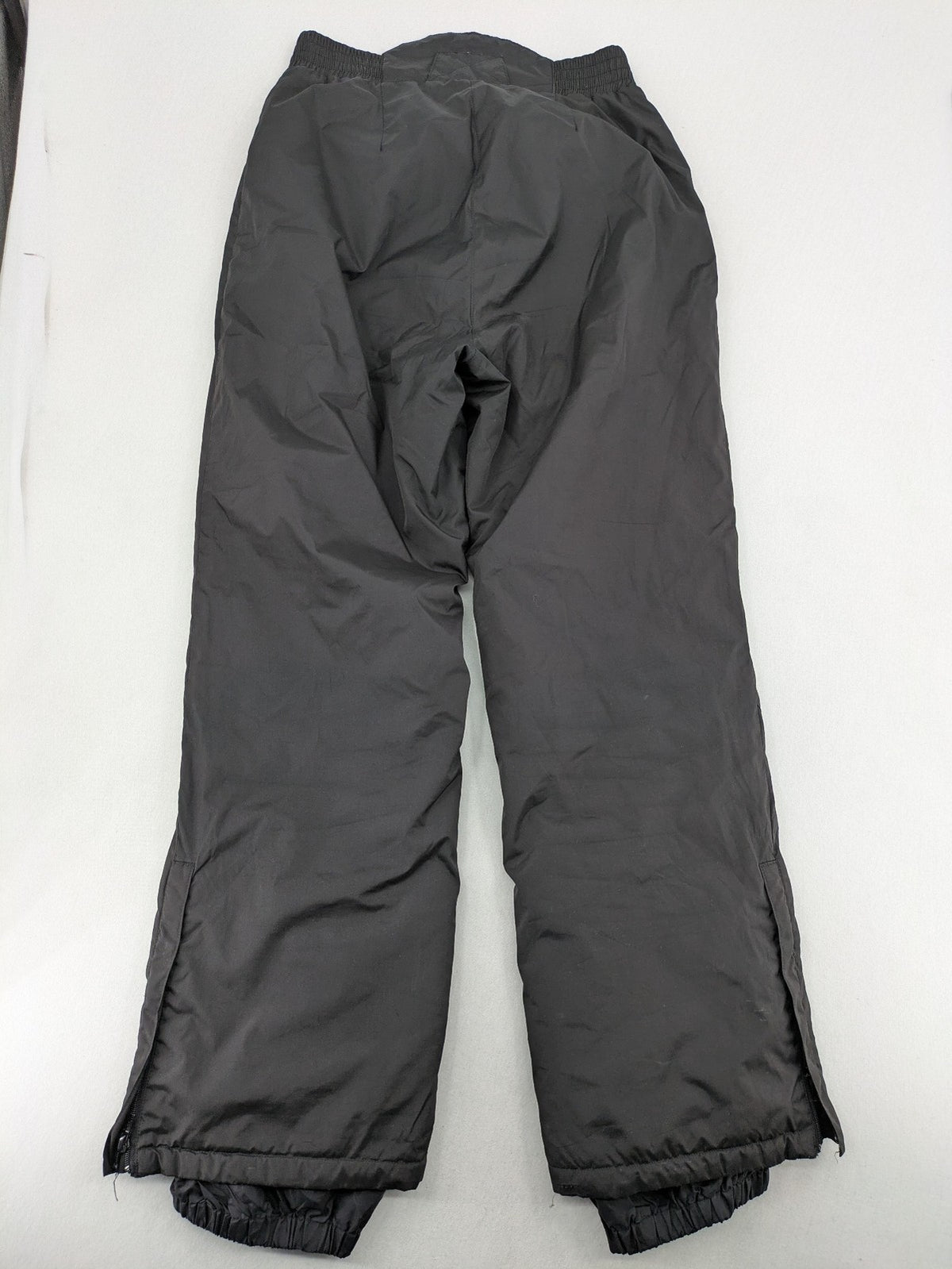 GEF black ski pants size 40, insulated, featuring zippered cuffs and snow gaiters.