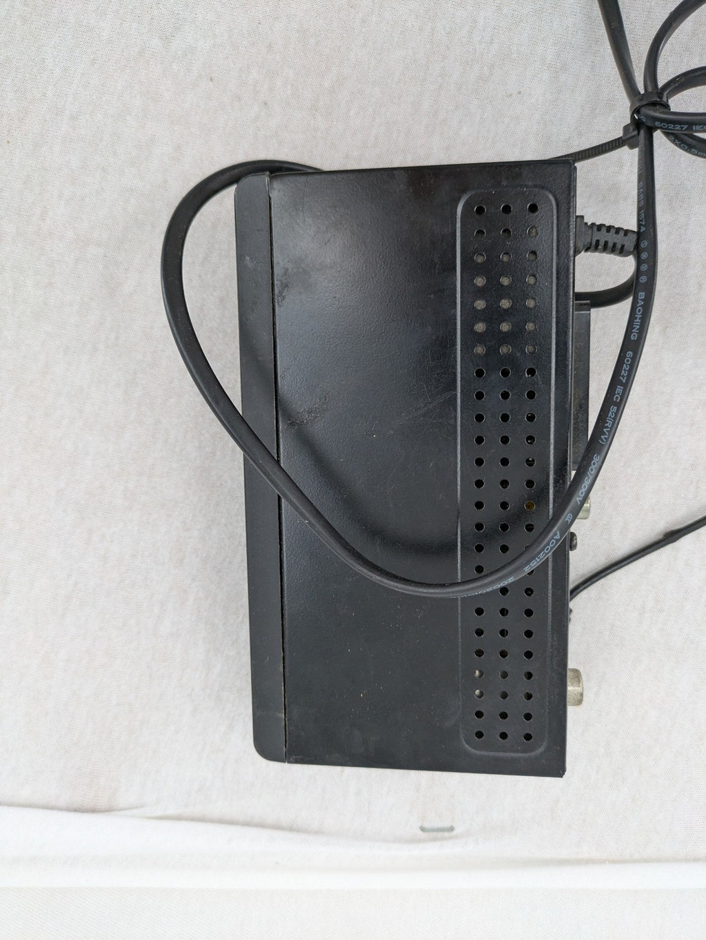 Strong DVB-T2 receiver black with logo, includes ISY ITA-750 antenna and power supply.