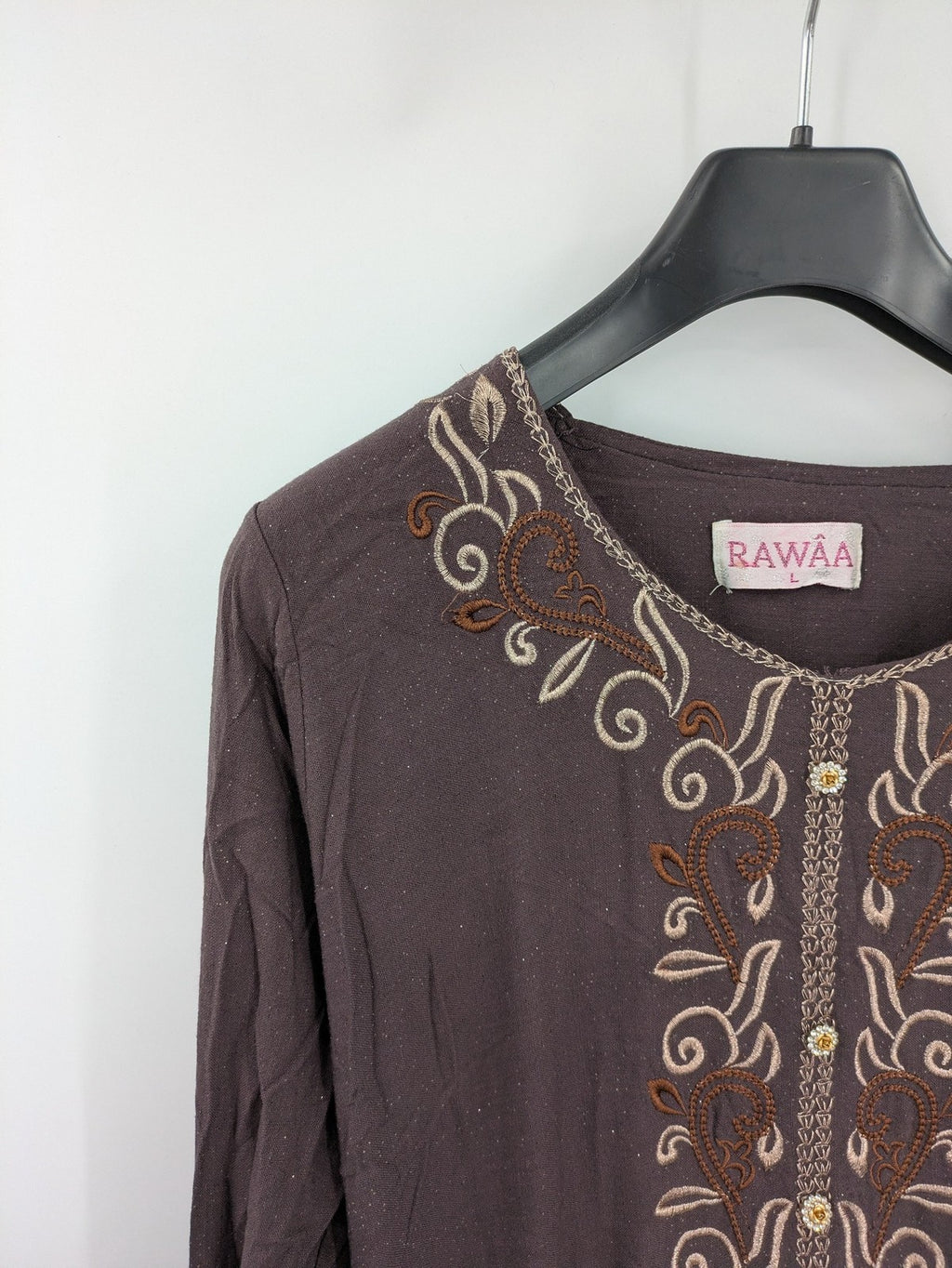 RAWAA gold maxikleid kaftan mit floraler Stickerei und glitzerndem Material, lange Ärmel.