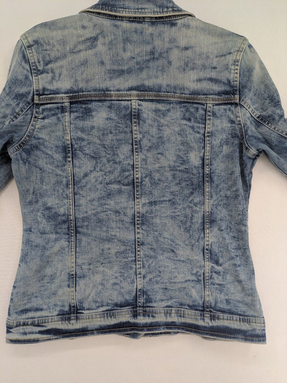 Baumwolle blue denim trucker jacket acid wash with button closure and chest pockets.