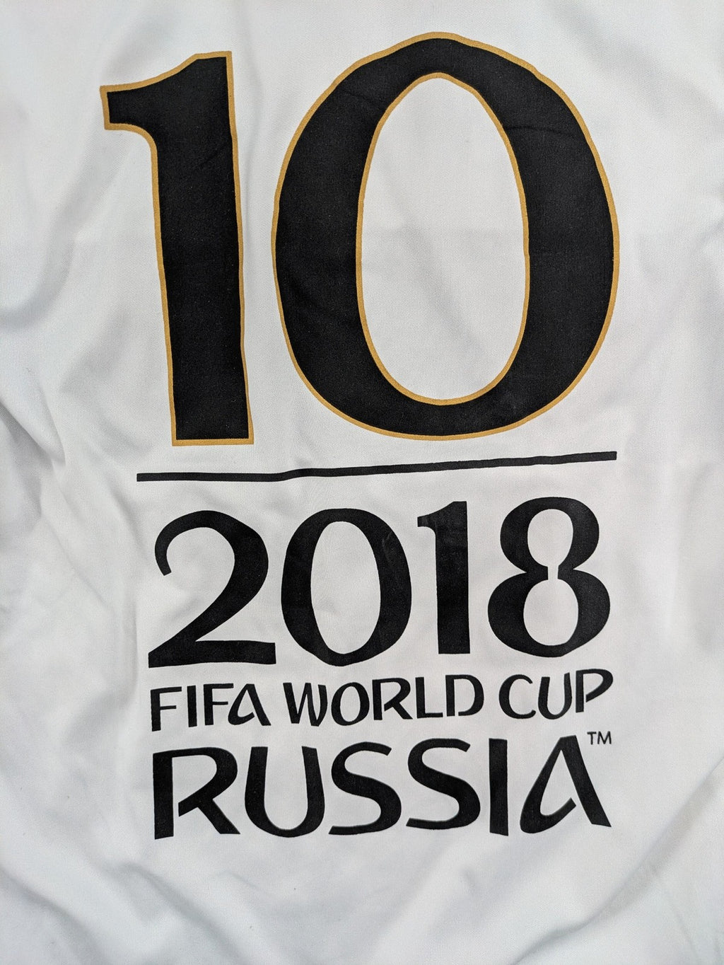 Deutschland FIFA WM 2018 Trikot weiß mit gesticktem Wappen und Nummer 10.