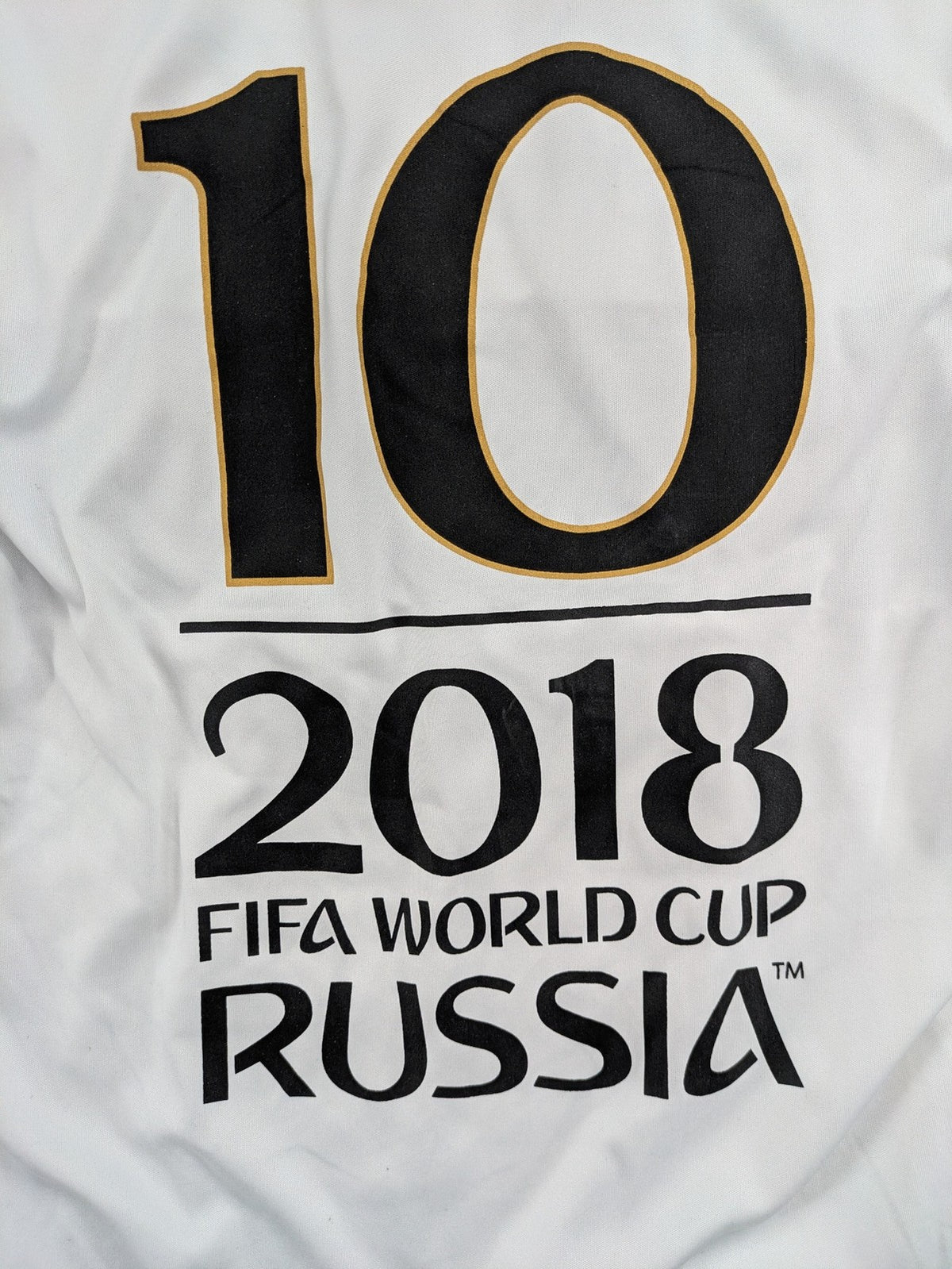 Deutschland FIFA WM 2018 Trikot weiß mit gesticktem Wappen und Nummer 10.